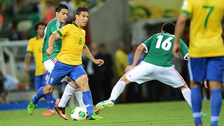 Jogador Hernanes disputa a bola com o jogador Herrera do México, pela Copa das Confederações em Fortaleza