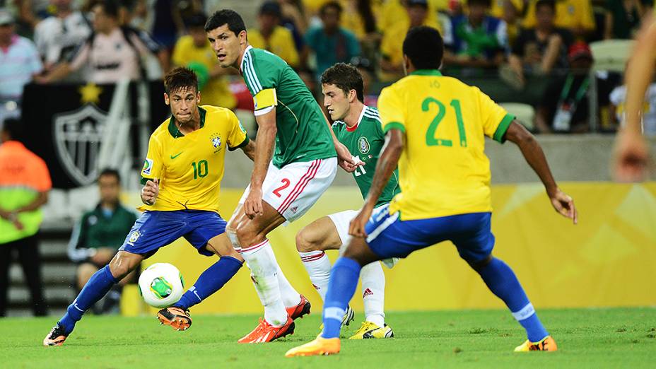Neymar toca para Jô fazer o segundo gol do Brasil contra o México, pela Copa das Confederações em Fortaleza