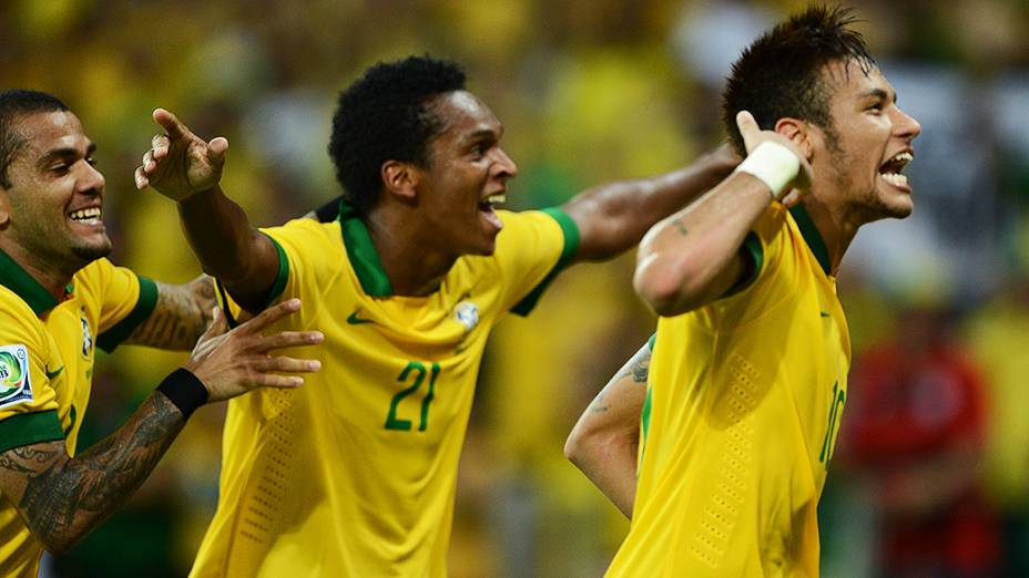 Jogadores do Brasil comemoram o segundo gol contra o México, pela Copa das Confederações em Fortaleza