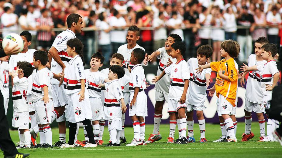 Jogador Lucas entra em campo para partida entre São Paulo e Fluminense, no estádio do Morumbi