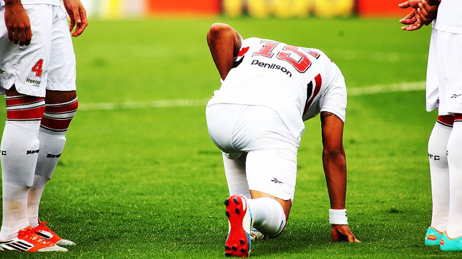 Jogador Denilson antes da partida entre São Paulo e Fluminense, no estádio do Morumbi