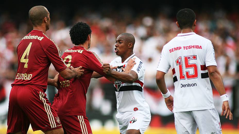 Jogadores em lance durante partida entre São Paulo e Fluminense, no estádio do Morumbi