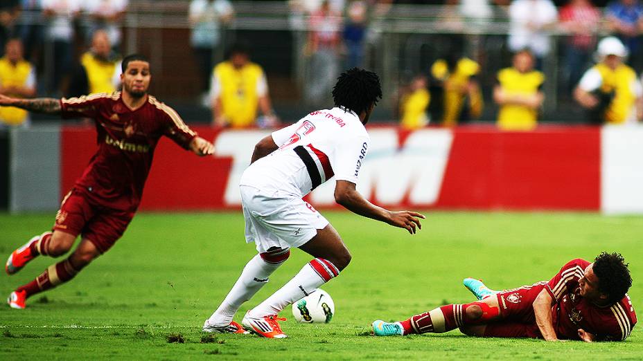 Jogadores em lance durante partida entre São Paulo e Fluminense, no estádio do Morumbi