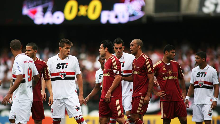 Jogadores em lance durante partida entre São Paulo e Fluminense, no estádio do Morumbi