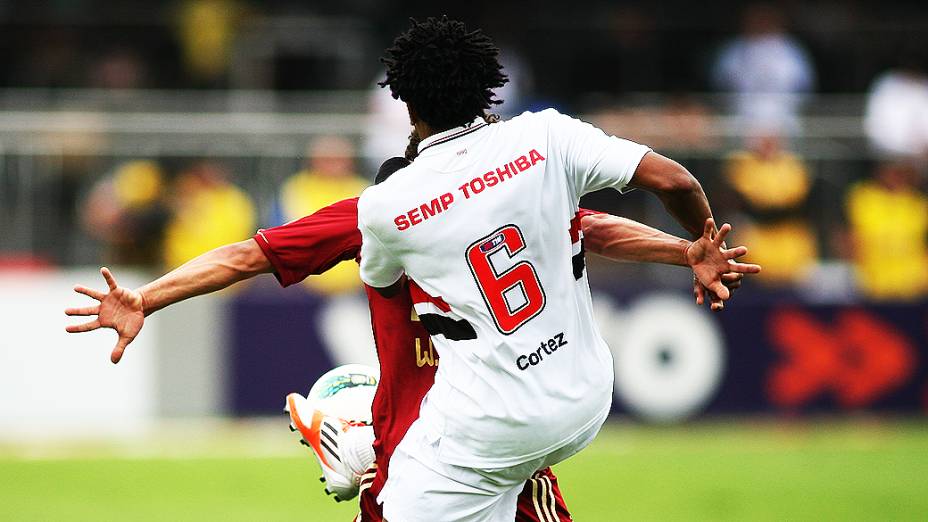 Jogadores em lance durante partida entre São Paulo e Fluminense, no estádio do Morumbi