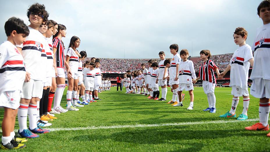 Crianças esperam jogadores antes da partida entre São Paulo e Fluminense, no estádio do Morumbi