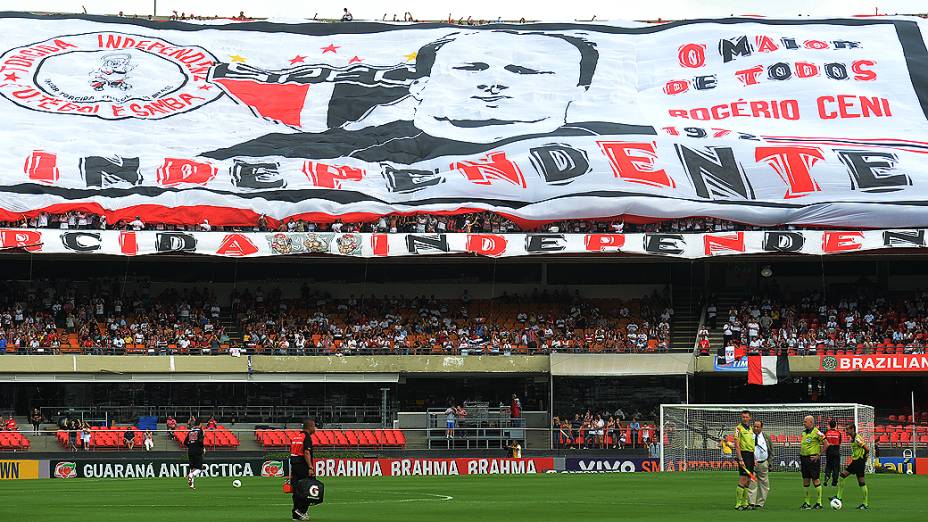 Torcida antes da partida entre São Paulo e Fluminense, no estádio do Morumbi