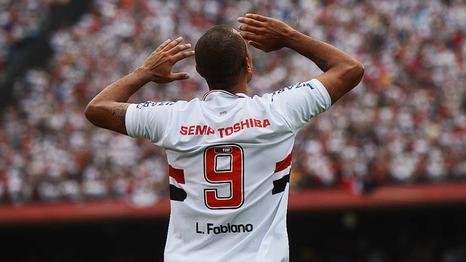 Luis Fabiano comemora gol na partida entre São Paulo e Fluminense, no estádio do Morumbi