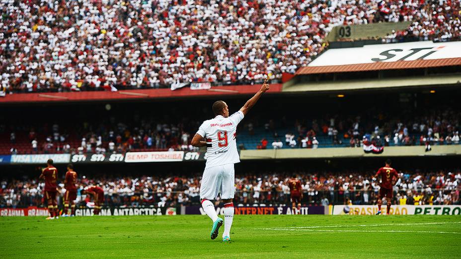 Luis Fabiano comemora gol na partida entre São Paulo e Fluminense, no estádio do Morumbi