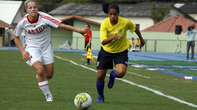 Partida de futebol feminino entre Brasil e Canadá, no quinto dia dos 5º Jogos Mundiais Militares, no Rio de Janeiro