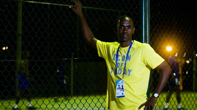 Derrick Garden, 32 anos, do Suriname, aguarda o fim da partida do time de Trinidad e Tobago na Vila Verde: "A gente não larga a bola nem na hora de folga”, diz o atleta
