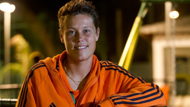 Azaração na Vila Verde: a soldado Nathalie Donkersloot, de 26 anos, da seleção holandesa de futebol, gostou da temperatura e da descontração. “Aqui tem muita paquera", diz
