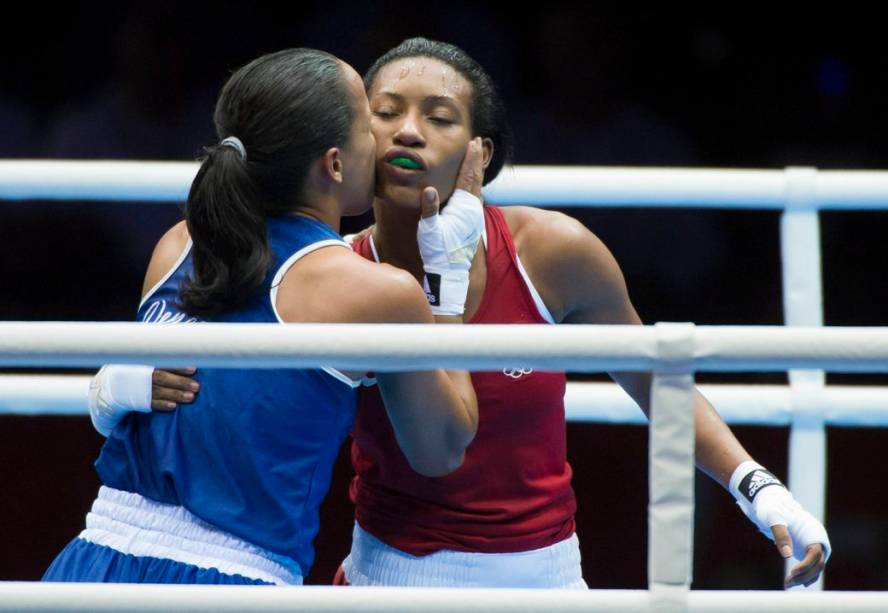 A brasileira Erica Matos, do boxe, cumprimenta a adversária