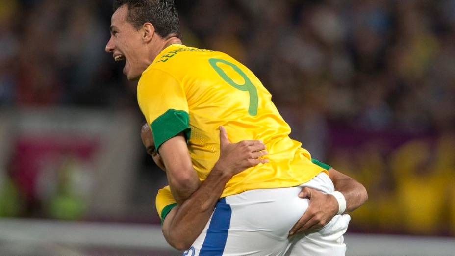 Leandro Damião, da seleção brasileira, comemora gol contra a Coreia do Sul