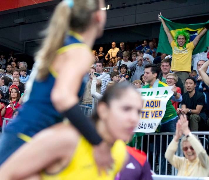 Festa pela vitória do vôlei brasileiro contra a Rússia