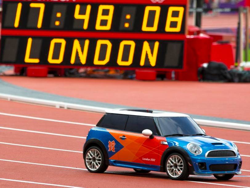 O carrinho de controle remoto da Mini, usado para transportar dardos e pesos no atletismo