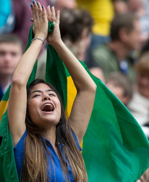 Torcedora brasileira no futebol, em Newcastle