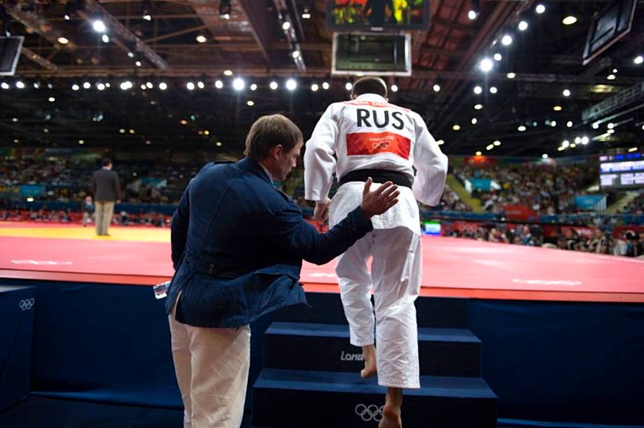 Técnico incentiva judoca russo antes de combate