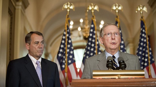 John Boehner, líder dos republicanos na Câmara dos deputados, e Mitch McConnell, chefe da minoria no Senado, falam a jornalistas