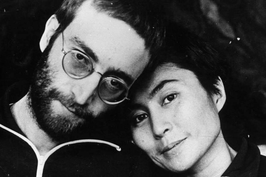 A lendária foto do casal John Lennon e Yoko Ono foi feita por Annie Leibovitz e capa da revista Rolling Stone.