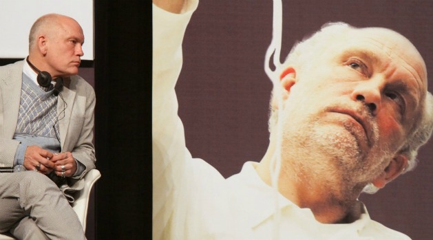 John Malkovich no palco do teatro Oi Casa Grande fala sobre a peça 'The Infernal Comedy, Confissões de um Serial Killer'