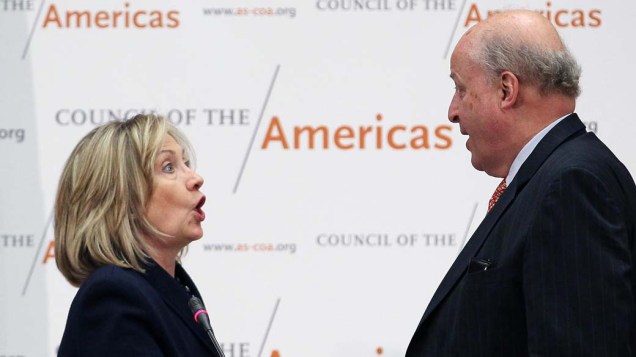 Em Washington, John Negroponte, presidente do Conselho das Américas, e Hillary Clinton, após discurso na 41º Conferência das Américas
