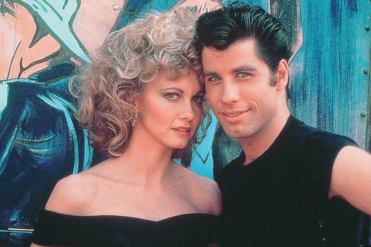 Olivia Newton-John e John Travolta no filme Grease - Nos Tempos da Brilhantina (1978), de Randal Kleiser. O longa conta a história de dois jovens apaixonados que se reencontram na faculdade.