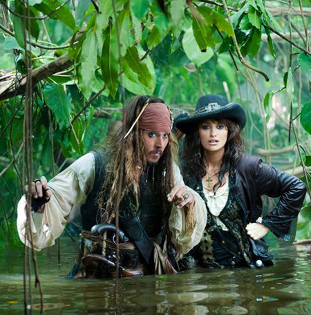 Johnny Depp e Penélope Cruz em <em>Piratas do Caribe 4</em>