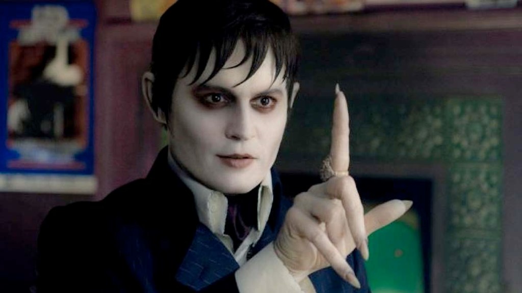 Johnny Depp como vampiro no filme 'Sombras da noite'