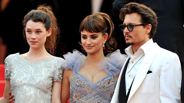 Johnny Depp e as atrizes Astrid Berges-Frisbey, à esquerda, e Penelope Cruz, divulgam em Cannes "Navegando em Águas Misteriosas"