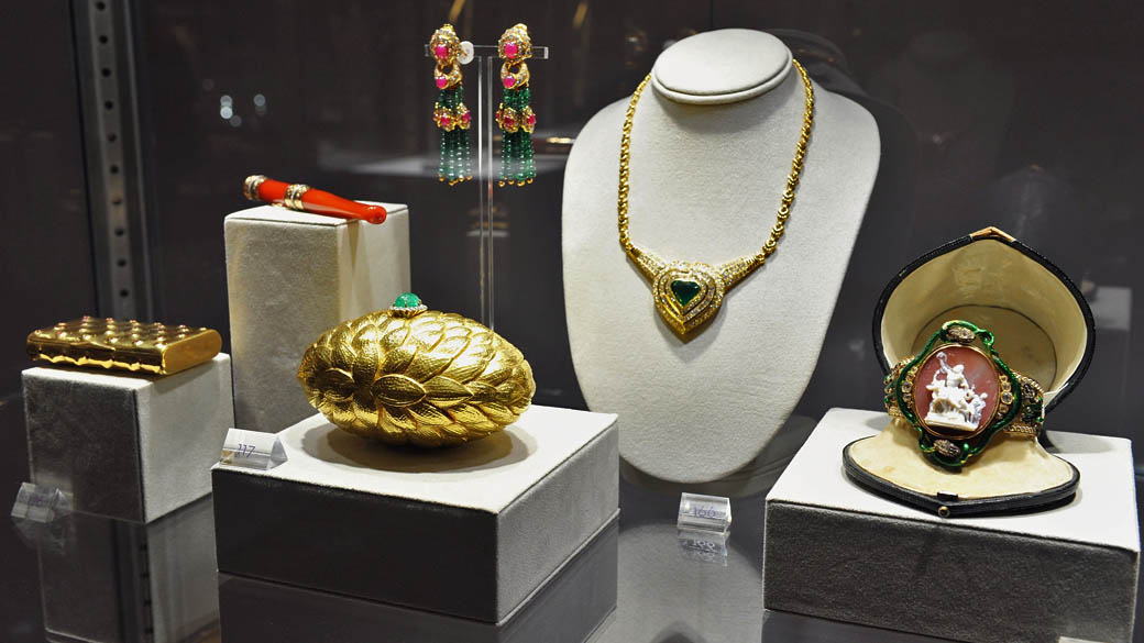 Jóias integrantes da exposição "A Coleção de Elizabeth Taylor", cujas peças serão leiloadas na Christie's entre 13 e 16 de dezembro, em Nova York