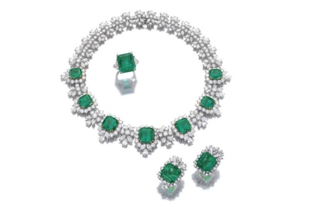 Esmeraldas e diamantes: o conjunto de colar, anel e brincos era o item mais aguardado do leilão. Valor estimado em 850.000 reais. Arrematado por 1.924.000 reais