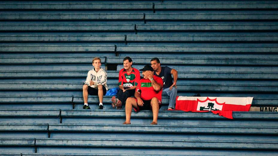 Torcedores da Lusa  durante partida entre Joinville x Portuguesa, válida pela 1ª rodada do Brasileirão da Série B, no estádio Arena Joinville, em Joinville (SC), nesta sexta-feira (18)