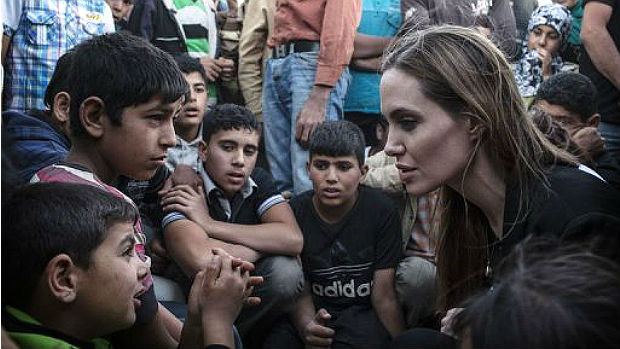 Angelina Jolie visita campo de refugiados sírios
