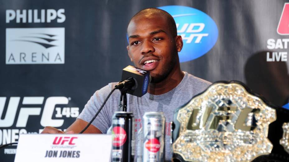 Jon Jones com seu cinturão dos meio-pesados do UFC, em Atlanta, em fevereiro de 2012