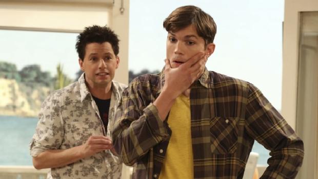 Jon Cryer e Ashton Kutcher em cena da 10ª temporada de 'Two and a Half Men'