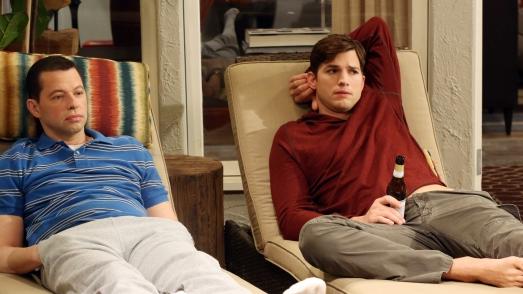 Jon Cryer e Ashton Kutcher em cena de Two and a Half Men