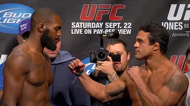 Jon Jones (à esq.) e o brasileiro Vitor Belfort na pesagem para o UFC 152