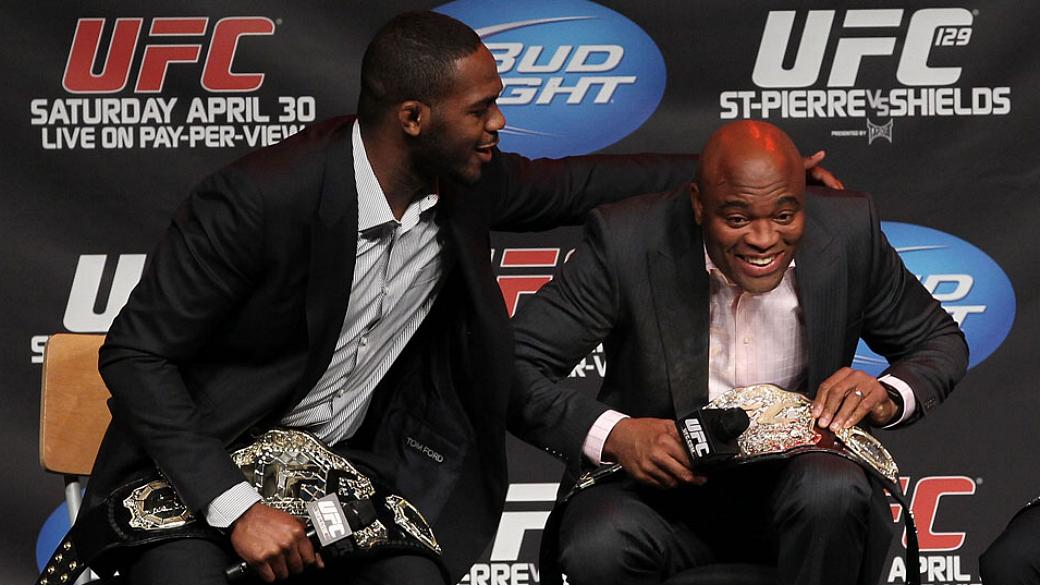 Jon Jones brinca com Anderson Silva antes do UFC 129