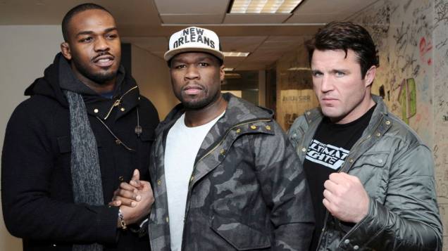 Jon Jones e Chael Sonnen posam para foto ao lado do rapper 50 Cent