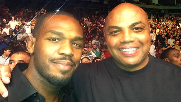 Jon Jones e o ex-jogador de basquete Charles Barkley