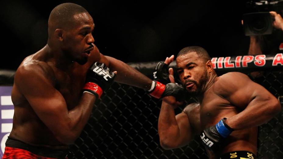 Jon Jones tenta acertar Rashad Evans no UFC 145, em Atlanta