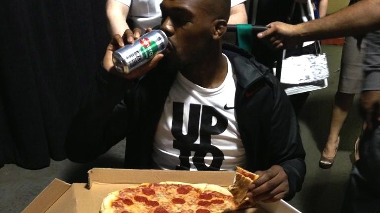 UFC 159: antes de ser levado para o hospital, Jon Jones comeu pizza e bebeu energético