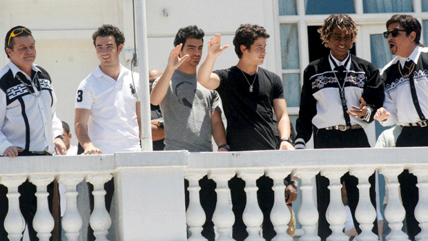Jonas Brothers e Cassetas na sacada do Copacabana Palace