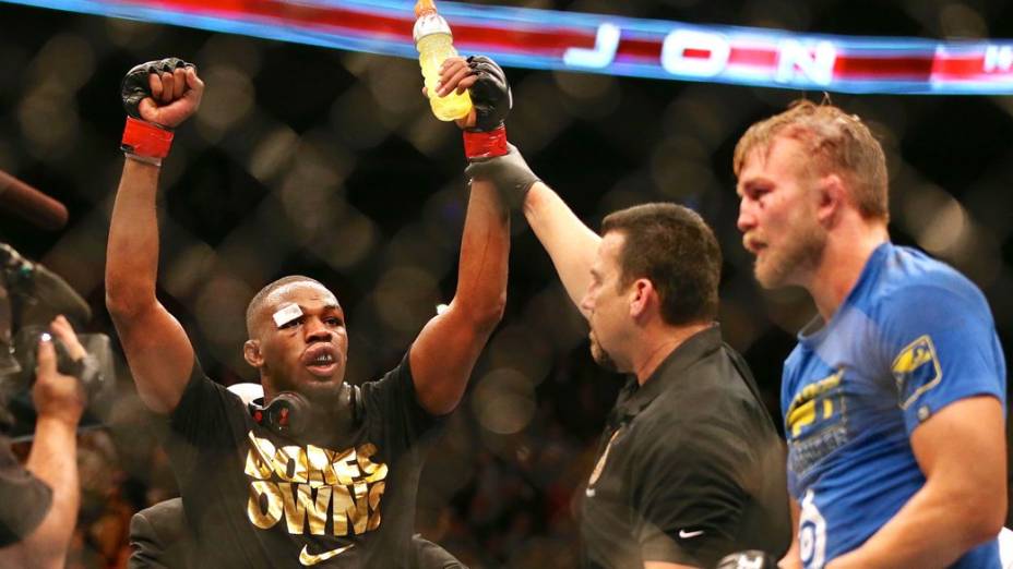 Jon Jones é declarado vencedor na luta contra Alexander Gustafsson, em Toronto, no UFC 165