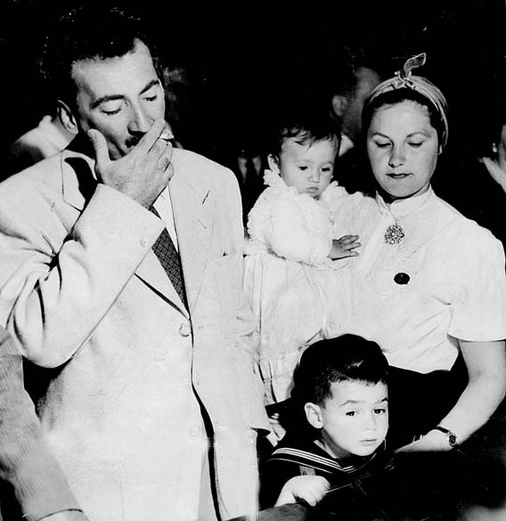 Jorge Amado, Zélia Gattai e os filhos João Jorge e Paloma, ao retornarem do exílio em 1952, no aeroporto do Galeão, Rio de Janeiro