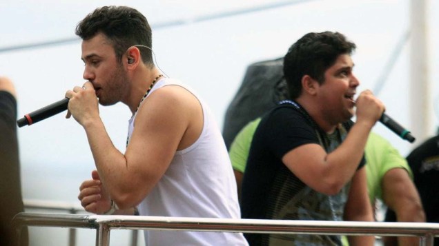 Jorge e Mateus se apresentam no trio em Salvador, em 19/02/2012