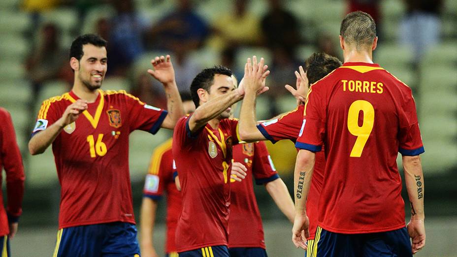 Jogadores da Espanha comemoram gol contra a Nigéria, pela Copa das Confederações, em Fortaleza