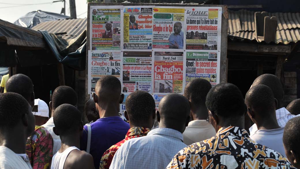 Na Costa do Marfim, jornais noticiam transferência do ex-presidente Laurent Gbagbo para Tribunal Penal Internacional na cidade de Haia, Holanda