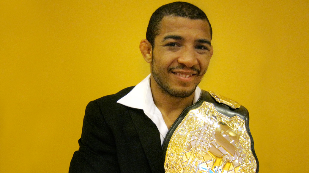 José Aldo mostra o cinturão do UFC
